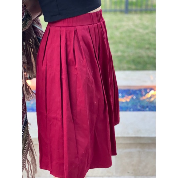 Red pleated knee length skirt W-Medium - Picture 2 of 4